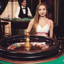 Người chơi Việt Nam theo dõi kèo bóng đá và đặt cược trực tiếp trên mobile 69 Casino